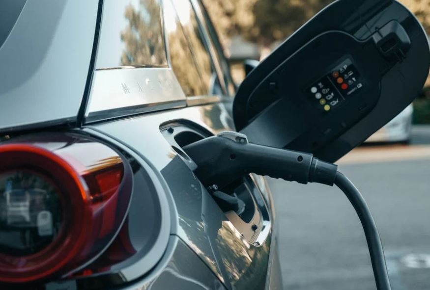 En elbil bliver opladet - 10 tips til elbilforsikring
