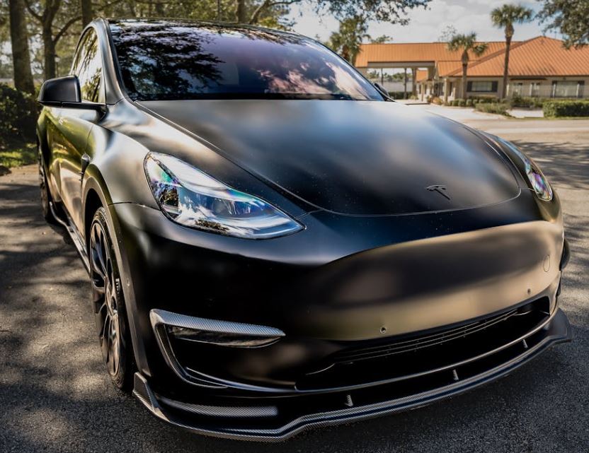 Sort Tesla holder parkeret