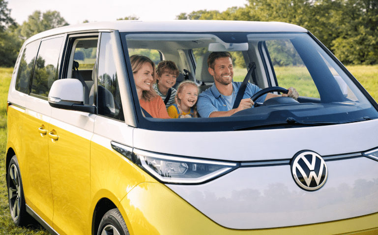 En familie sidder i en ID buzz elbil fra Volkswagen
