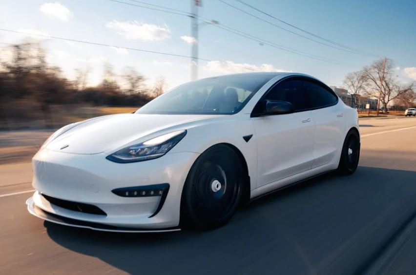 Hvid Tesla kører på vejen