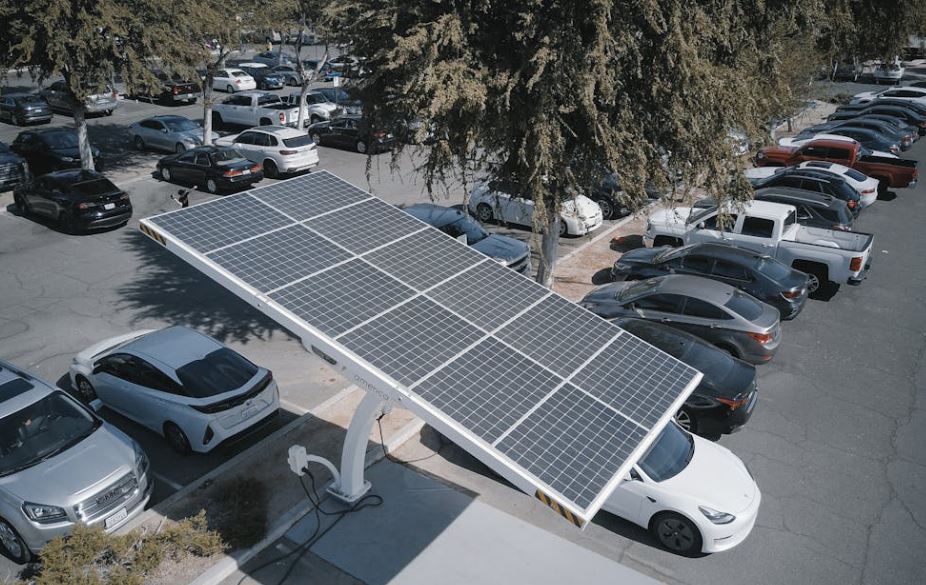 En masser biler, primært elbiler står parkeret