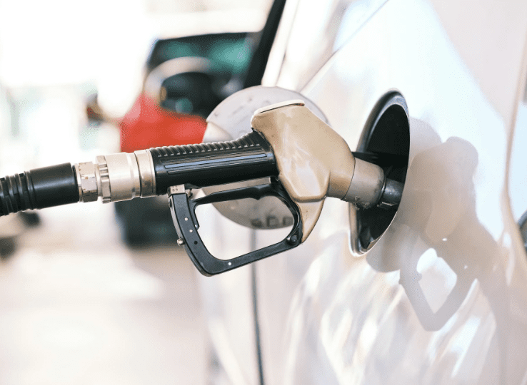 En bil bliver tanket - er elbilforsikring billigere end benzin?