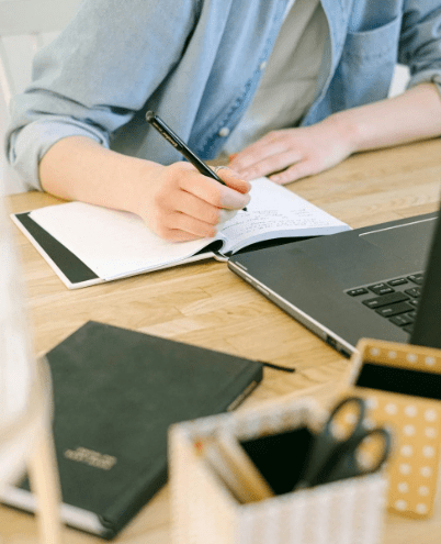 Person skriver en tjek liste ned - guide forsikring CUPRA