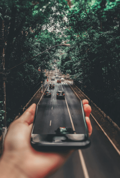 Elbiler der kører på en hovedvej