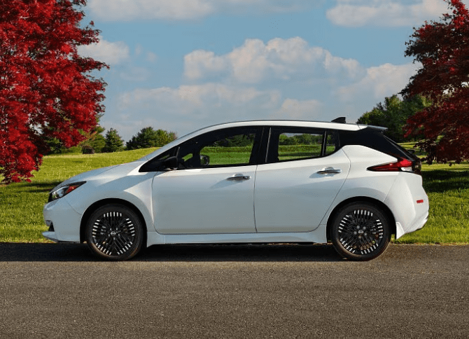 En hvid Nissan elbil