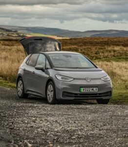 ID.3 i grå i naturen