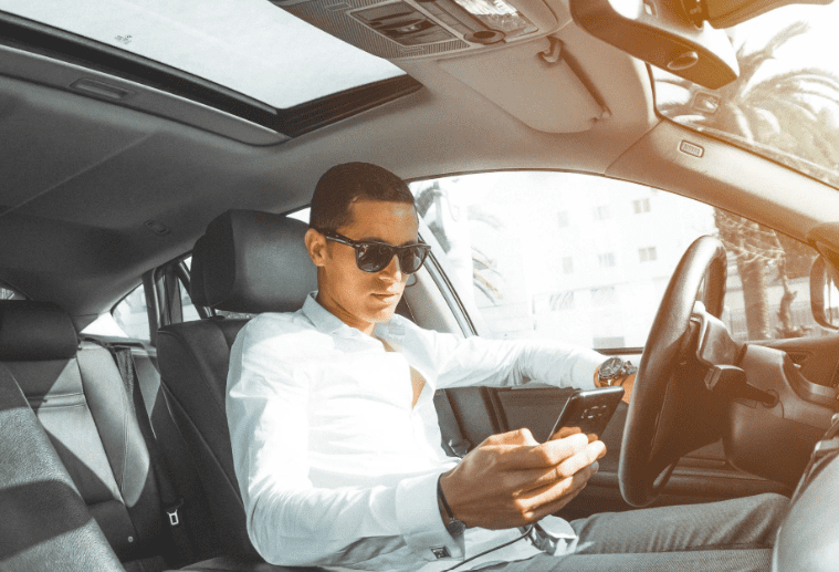 En mand sidder i sin elbil