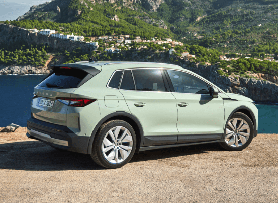 En Škoda Elroq holder foan en flot udsigt