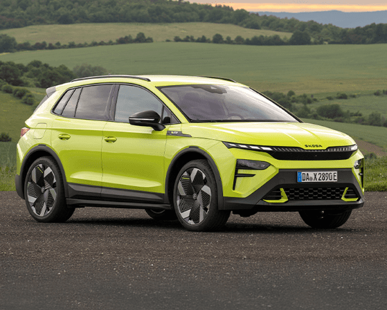 En Škoda Elroq holder ude på landet med grønne marker