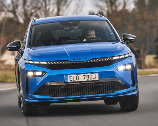 Škoda Enyaq i blå der kører på en landevej af en mand