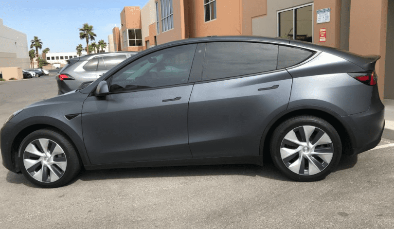 En sort Tesla Model Y holder parkeret