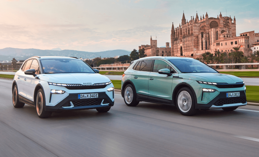 To Škoda Elroq elbiler kører på vejen foran et slot