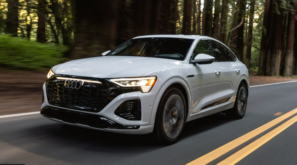 En hvid audi elbil kører på vejen