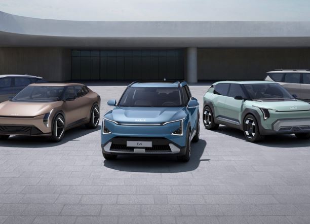 Kia EV5 elbiler holder parkeret ved siden af hinanden