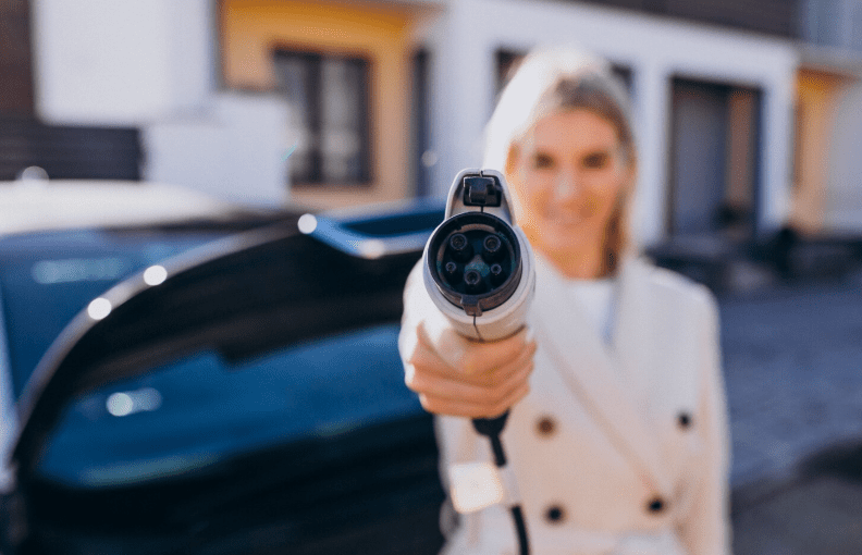 Kvinde står med lader i hånden