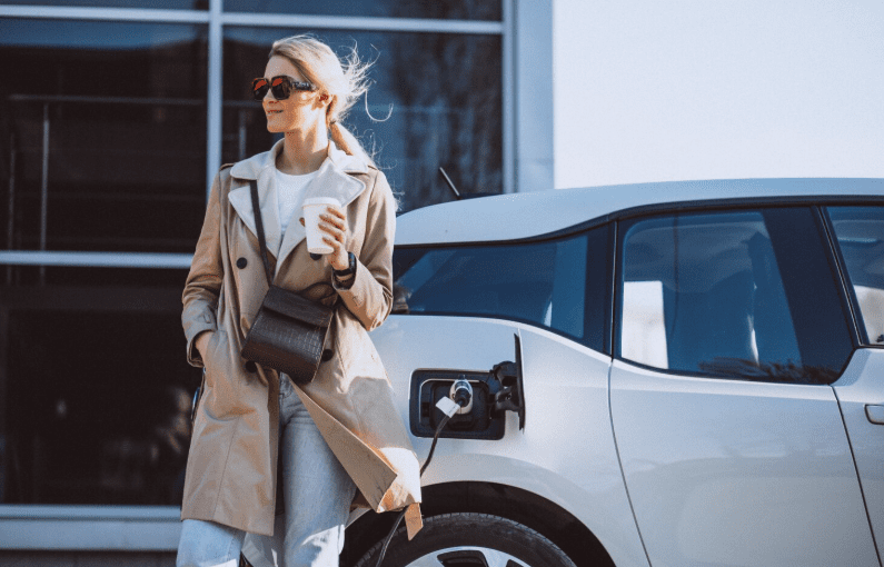 Mest solgte elbiler i 2025 - kvinde med elbil