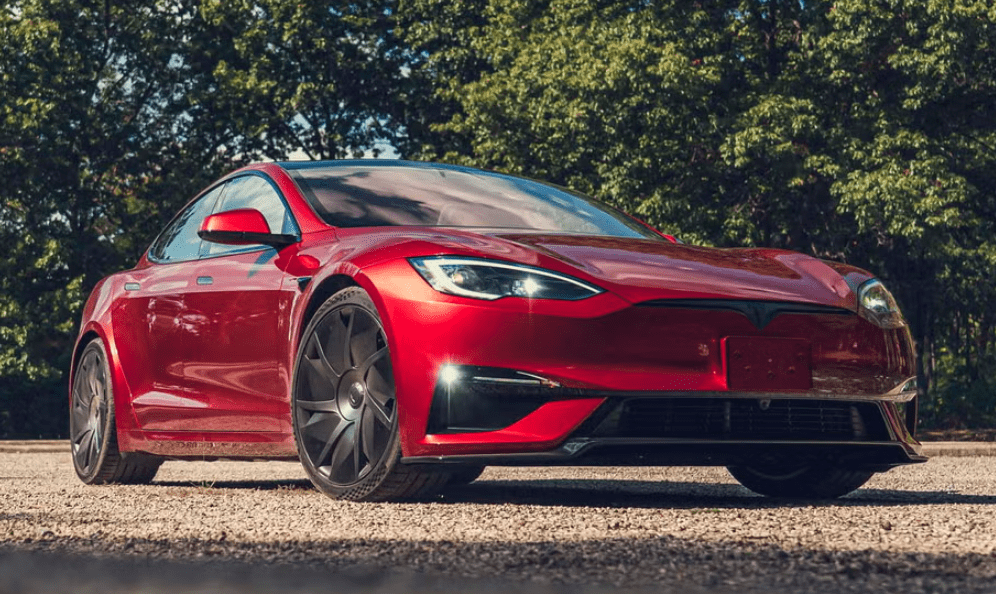 Tesla model S i rød