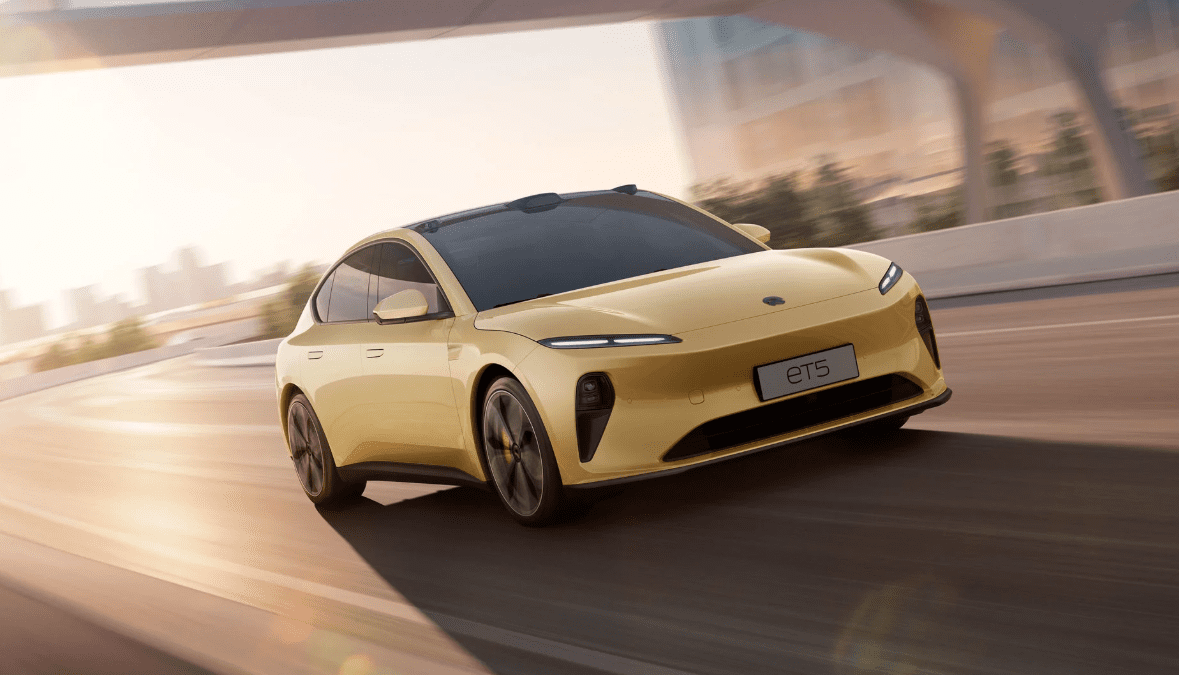 Nio ET5 elbil vist i profil