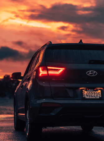 Hyundai elbil i sort - solnedgangs billede