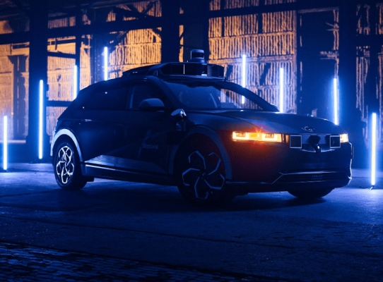 Hyundai IONIQ 5 i sort - med lysene tæt i mørket