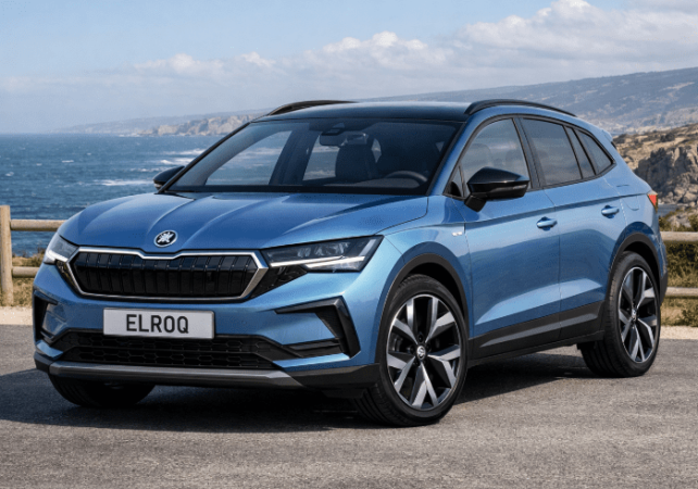 En Škoda Elroq i blå holder med usigt til vandet og klippebyen