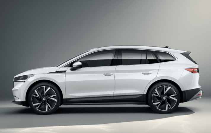 En Škoda Enyaq elbil i hvid fra siden