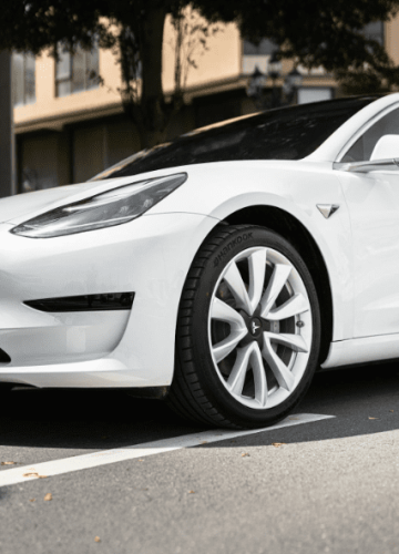 En elbil fra Tesla Model 3 i hvid